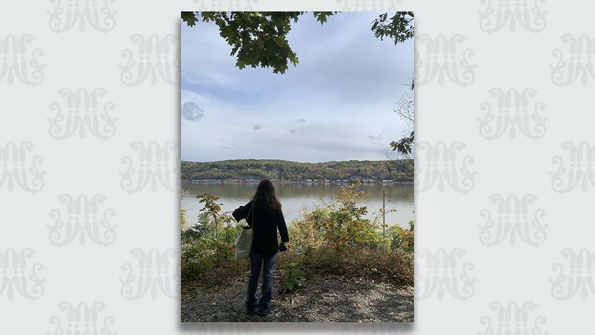Image of Sara Rabinowitz looking at the Hudson River at Fern Tor.